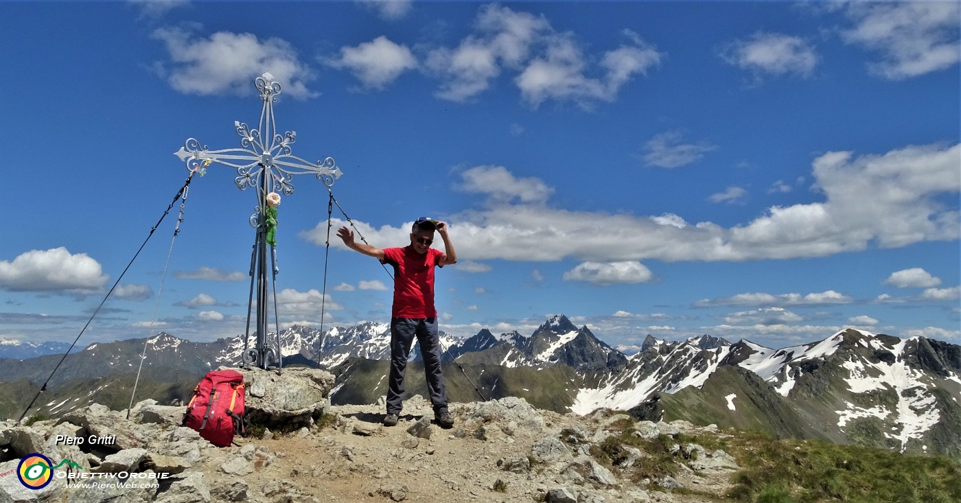 44 Alla croce di vetta del Corno Stella (2620 m).JPG
